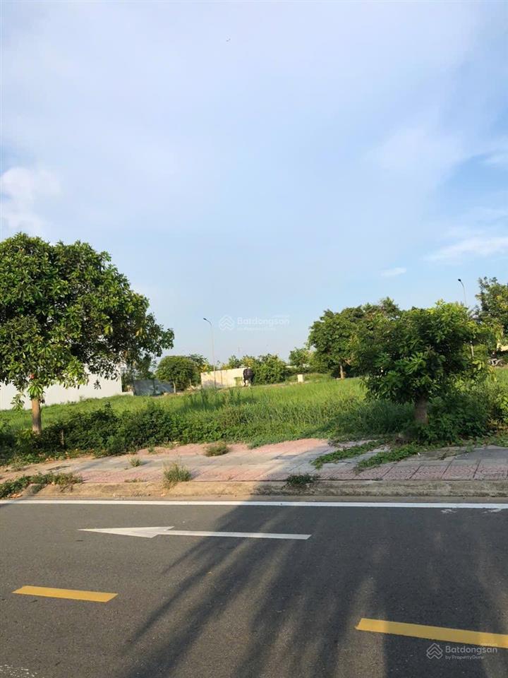Bán căn shophouse khu the sol mặt tiền 50m giá 4tỷ7 (thương lượng) diện tích 100m2.  0931 112 ***