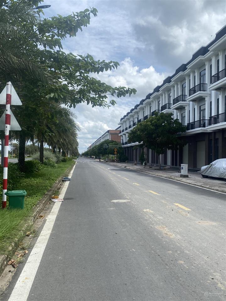 Bán căn shophouse khu the sol mặt tiền 50m giá 4tỷ7 (thương lượng) diện tích 100m2.  0931 112 ***