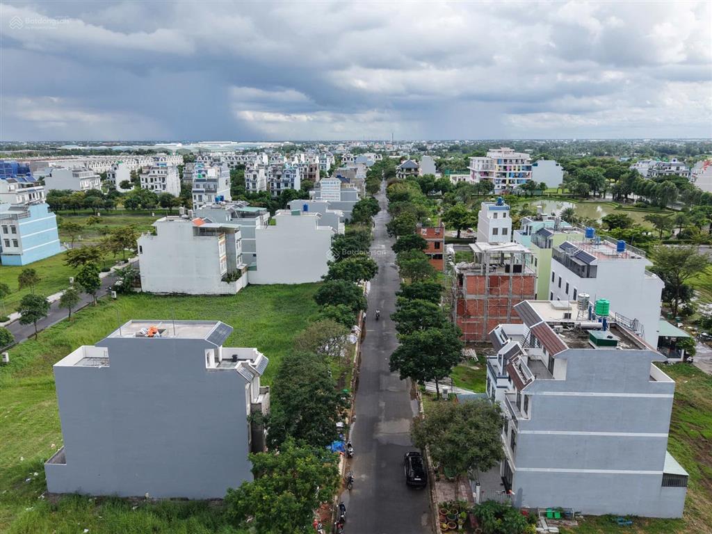 Bán nhà mới 100% tại kđt năm sao, 2 mặt tiền trước sau 345m2. giá 6ty6 thương lượng)  0931 112 ***