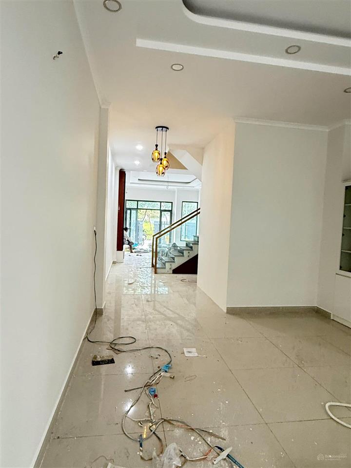 Bán nhà kđt năm sao cần giuộc, dts 279m2, giá 4,3 tỷ.  0931 112 ***
