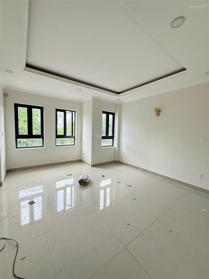 Bán nhà kđt năm sao cần giuộc, dts 279m2, giá 4,3 tỷ.  0931 112 ***