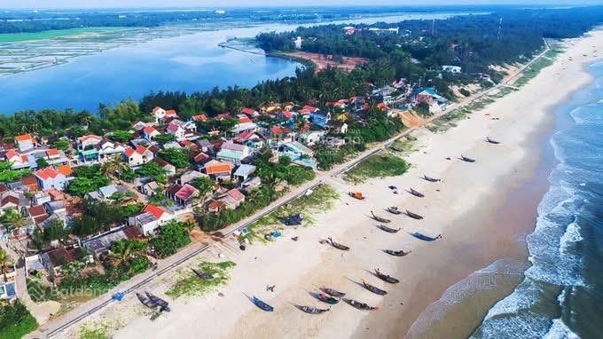 Đất biển tam thanh bên cạnh quảng trường biển.