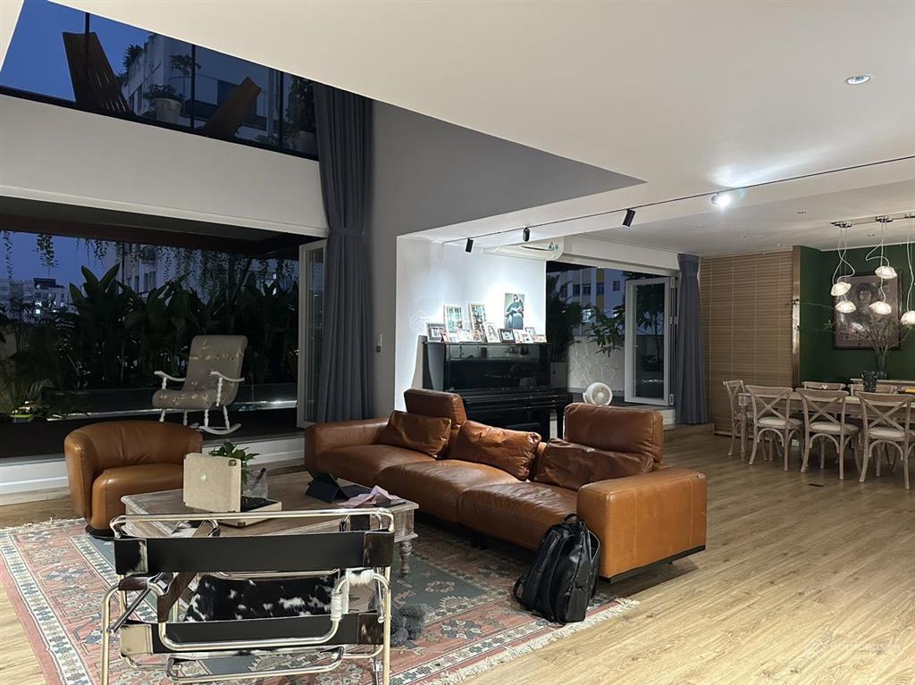 Hiếm có 1 căn penthouse 324m2 sky 2, nhà đẹp, 3 sân vườn cần bán nhanh giá 17,5 tỷ,  0906 710 ***