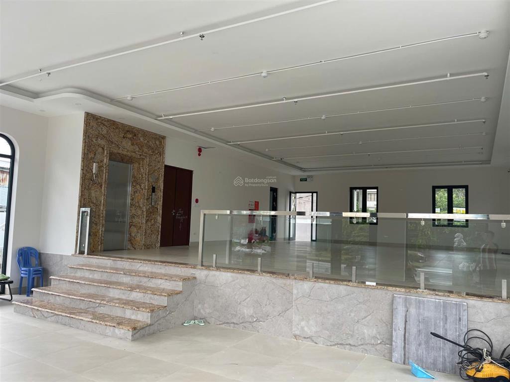 Cho thuê nhà tầng 1,2 tòa nhà 7 tầng 300m2 đường lê thánh tông, hạ long, quảng ninh