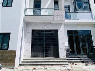 Cho thuê nhà lầu đẹp 3p ngủ có nội thất nhà rộng lộ ô tô kdc hưng phú gần trung tâm ninh kiều