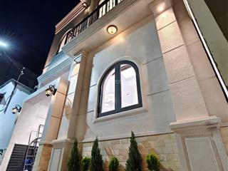 Bán nhà lầu kiến trúc tây âu sang trọng full nội thất cách bờ kè hùng vương chỉ 50m nhà mới 100%