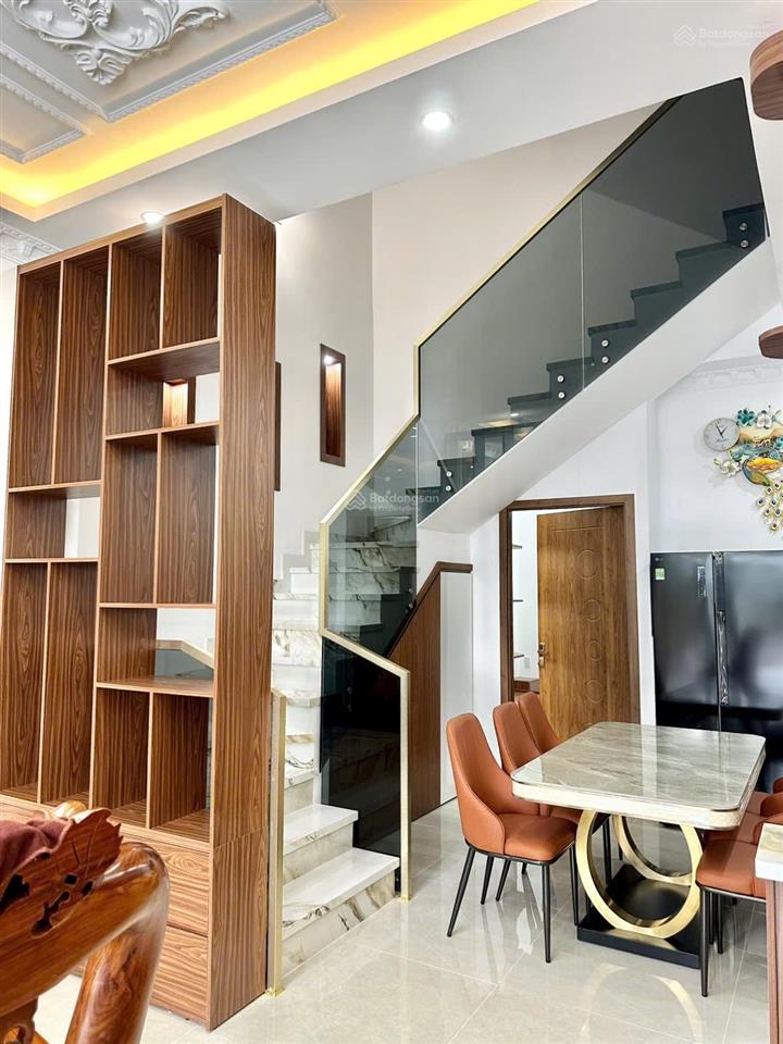 Bán nhà 2 lầu phong cách cổ điển đường d4 kdc hồng loan  tp cần thơ ,đoạn ngoài kế chung cư .