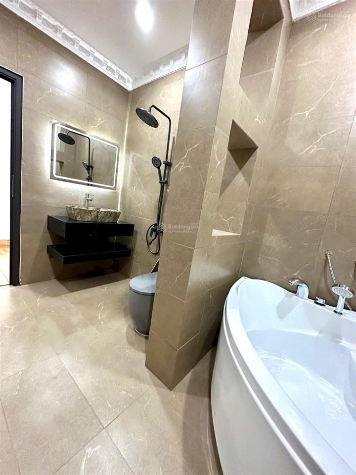 Bán nhà 2 lầu phong cách cổ điển đường d4 kdc hồng loan  tp cần thơ ,đoạn ngoài kế chung cư .