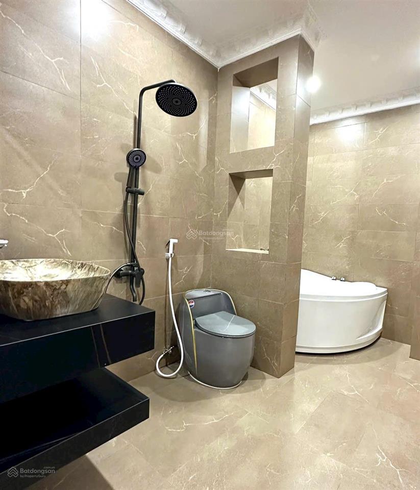 Bán nhà 2 lầu phong cách cổ điển đường d4 kdc hồng loan  tp cần thơ ,đoạn ngoài kế chung cư .