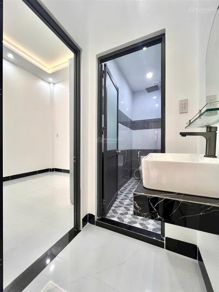 Siêu phâm 2 lầu co 3 p ngủ  oto đậu trước nhà  hẻm 192 đ nguyễn thông bình thuỷ