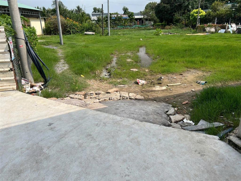 Bán đất thổ cư 201,9m2 bến lức long an hai mặt tiền đường bê tông xe hơi.  0918 182 ***