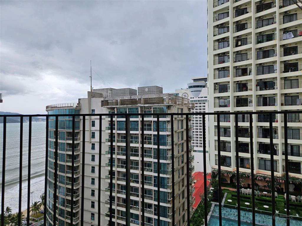 Căn gold coast view hồ bơi, xéo biển tầng 17 cần bán