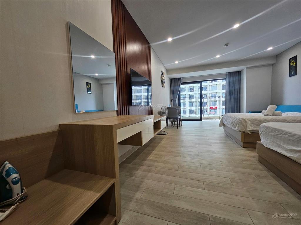 Căn gold coast view hồ bơi, xéo biển tầng 17 cần bán