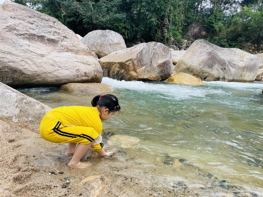 Bán mảnh đất full thổ cư hàng hiếm một mặt giáp suối lách giang ly và giáp đường nhựa 8m