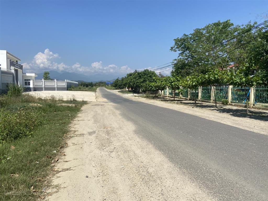 Bán đất chính chủ, mặt tiền thôn 2 (diên đồng cũ) ngay ubnd xã, 635m2