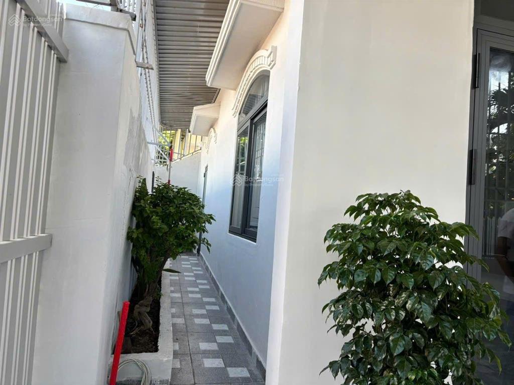 Bán nhà cấp 4, tiếp giáp 3 mặt tiền đường nguyễn khắc viện, bắc nha trang. dt 95m2 cách biển 400m