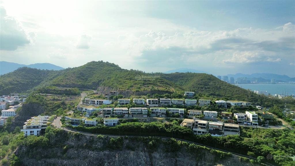 Cần bán biệt thự view biển, khu anh nguyễn, 420m2, 49 tỷ, full nội thất, 4 phòng ngủ, sổ lâu dài