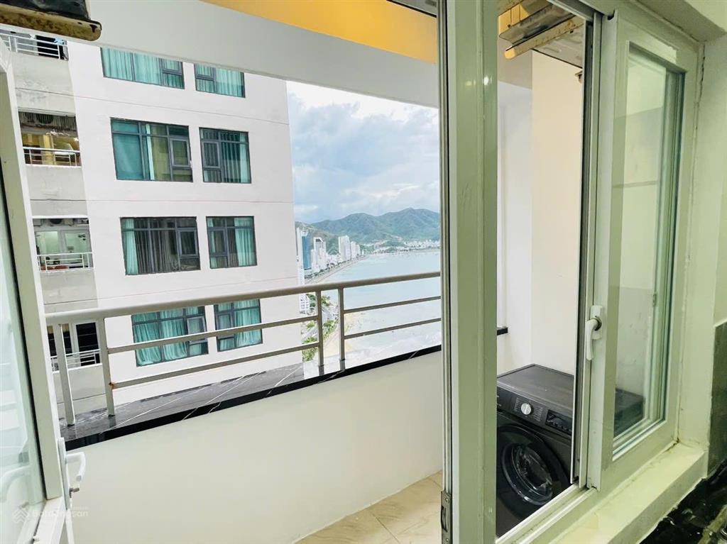 Siêu phẩm trực diện biển dt 70m2 đẹp ngay biển hòn chồng nha trang tầng thấp  vân 0989 880 ***