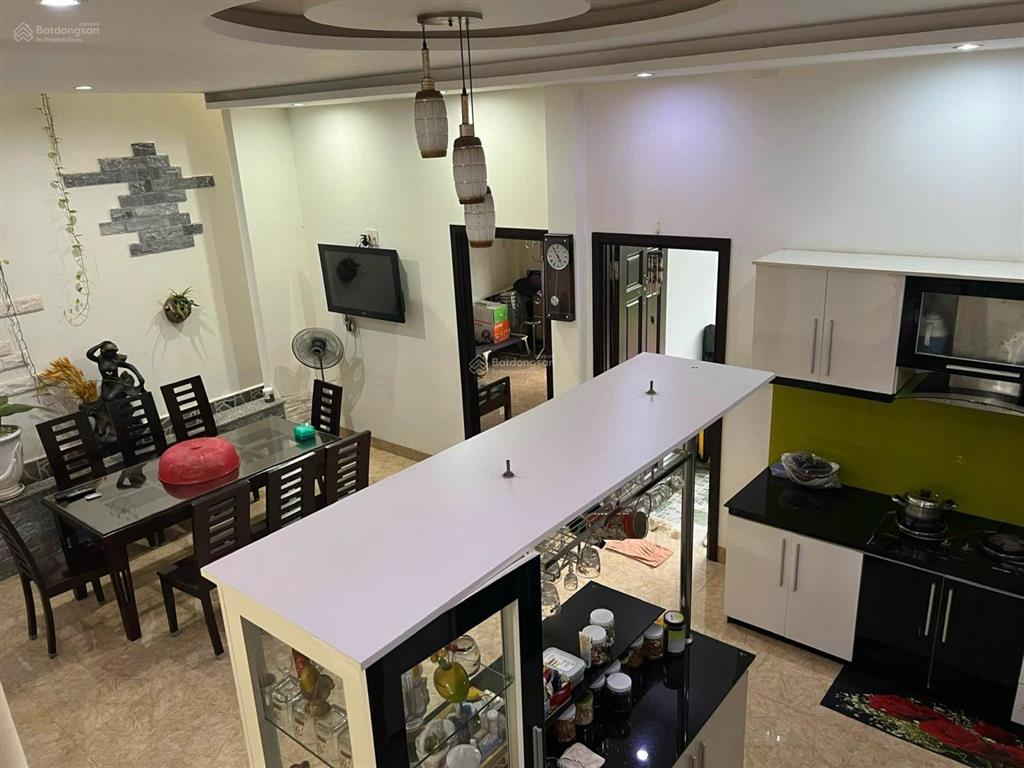 Bán 9,7 tỷ, nhà 3 tầng hẻm mai xuân thưởng, nha trang, dt 213m2 (ngang 8m) hướng đông, có 5pn
