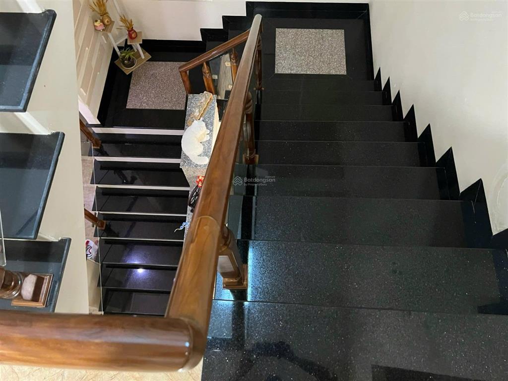 Bán 9,7 tỷ, nhà 3 tầng hẻm mai xuân thưởng, nha trang, dt 213m2 (ngang 8m) hướng đông, có 5pn