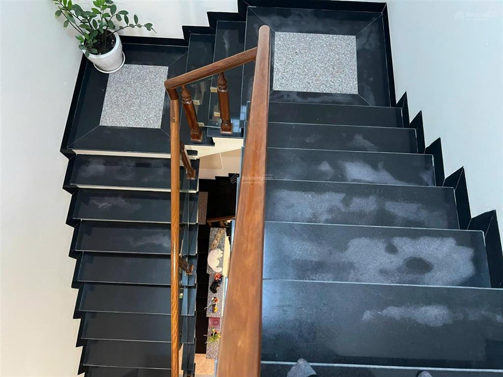 Bán 9,7 tỷ, nhà 3 tầng hẻm mai xuân thưởng, nha trang, dt 213m2 (ngang 8m) hướng đông, có 5pn