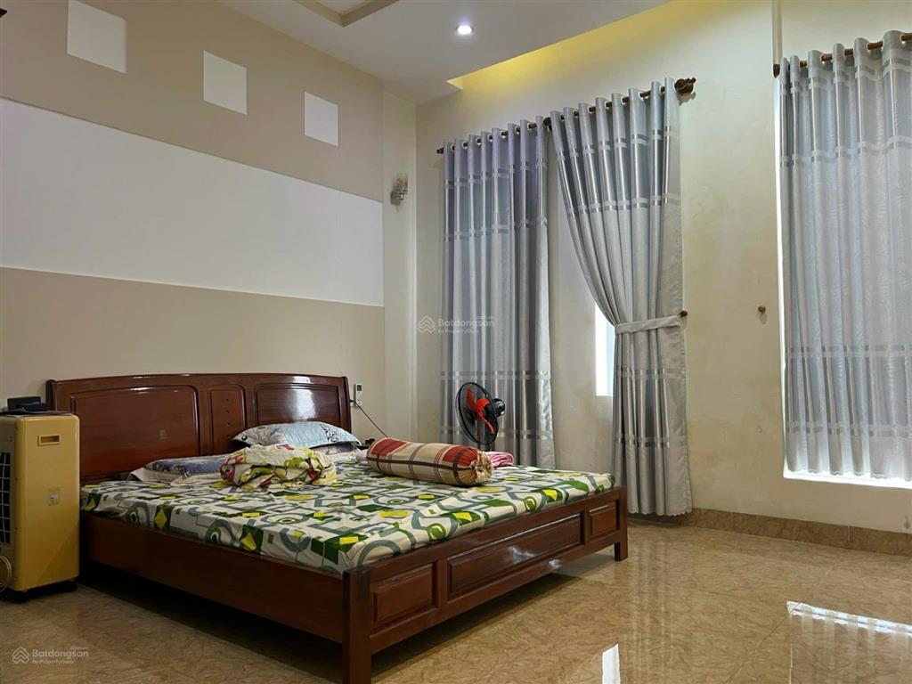 Bán 9,7 tỷ, nhà 3 tầng hẻm mai xuân thưởng, nha trang, dt 213m2 (ngang 8m) hướng đông, có 5pn