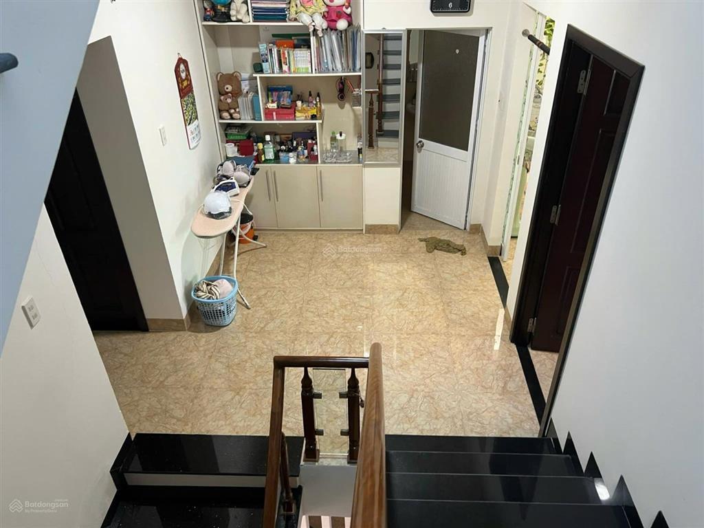 Bán 9,7 tỷ, nhà 3 tầng hẻm mai xuân thưởng, nha trang, dt 213m2 (ngang 8m) hướng đông, có 5pn