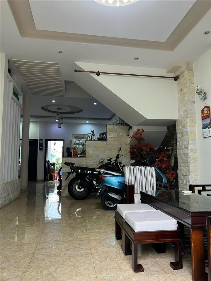 Bán 9,7 tỷ, nhà 3 tầng hẻm mai xuân thưởng, nha trang, dt 213m2 (ngang 8m) hướng đông, có 5pn