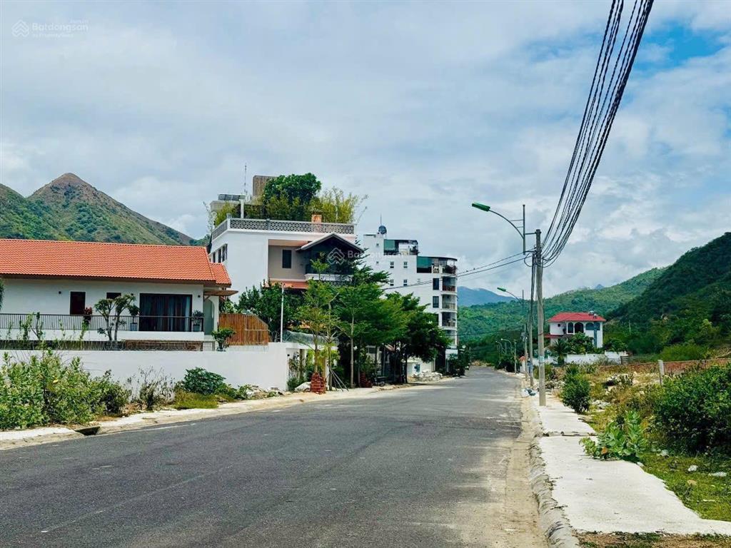 Bán đất 300m2  giá 54 tr/m2. đường triệu quang phục, vĩnh hoà, nha trang. xây biệt thự hướng biển.
