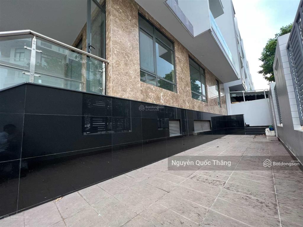 Chủ nhà bán căn góc 2 mặt tiền đường số 5, dt 8x20m, trường học emassi, đường lớn 25m ô tô