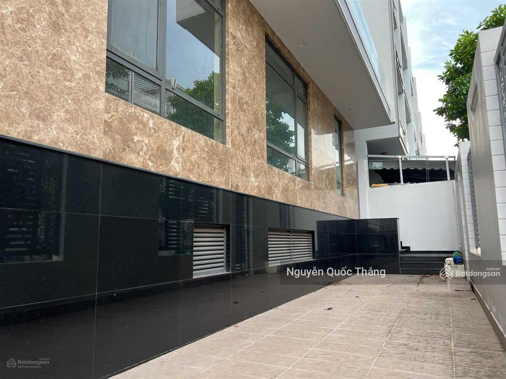 Chủ nhà bán căn góc 2 mặt tiền đường số 5, dt 8x20m, trường học emassi, đường lớn 25m ô tô