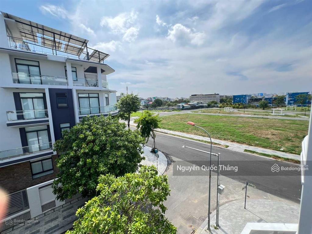 Chủ nhà bán căn góc 2 mặt tiền đường số 5, dt 8x20m, trường học emassi, đường lớn 25m ô tô
