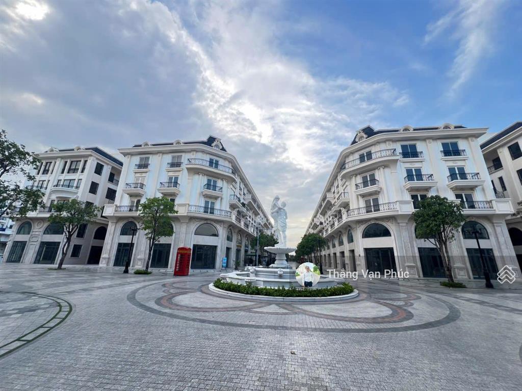 Với 33 tỷ 500 sở hữu căn nhà siêu đẹp, ngay trung tâm phố đi bộ, hầm 5 tầng dtsd 700m2, hiện đại