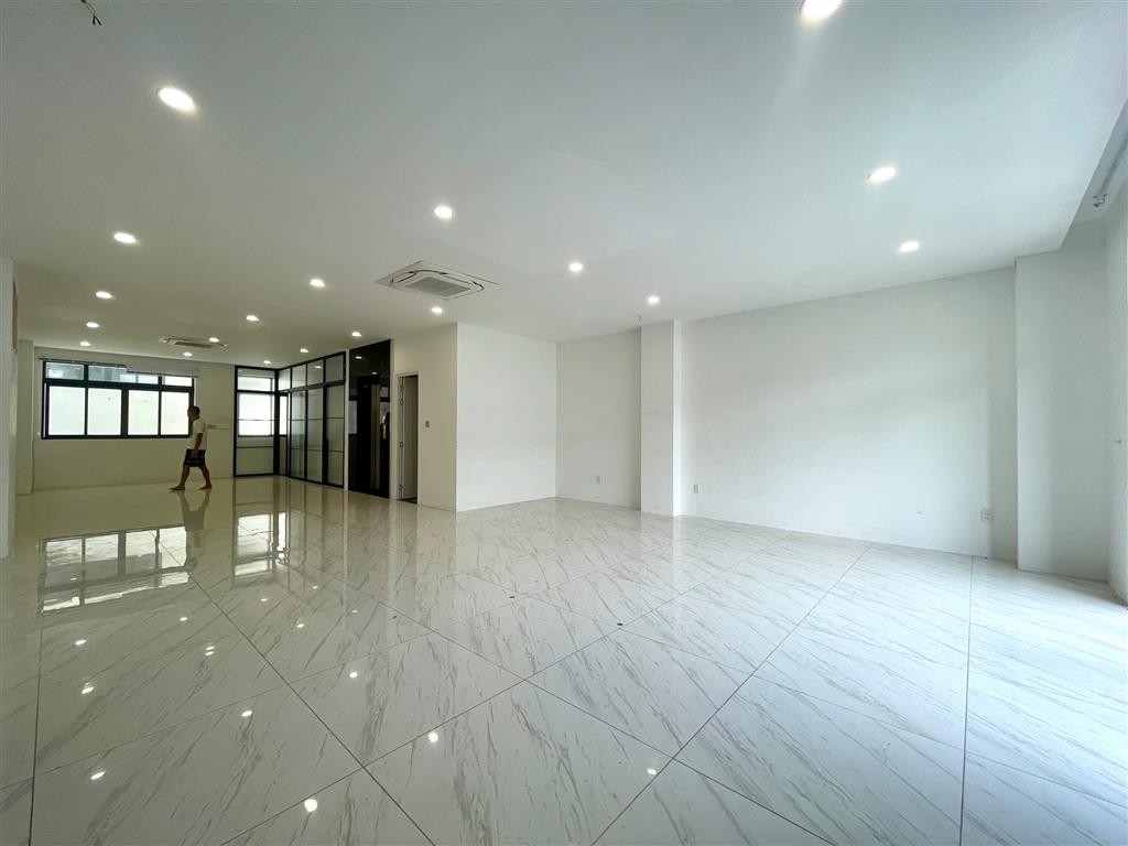 Chủ cần bán mặt tiền nguyễn thị nhung, 9x20m, tòa nhà 6 tầng hoàn thiện, kinh doanh tốt, đường lớn