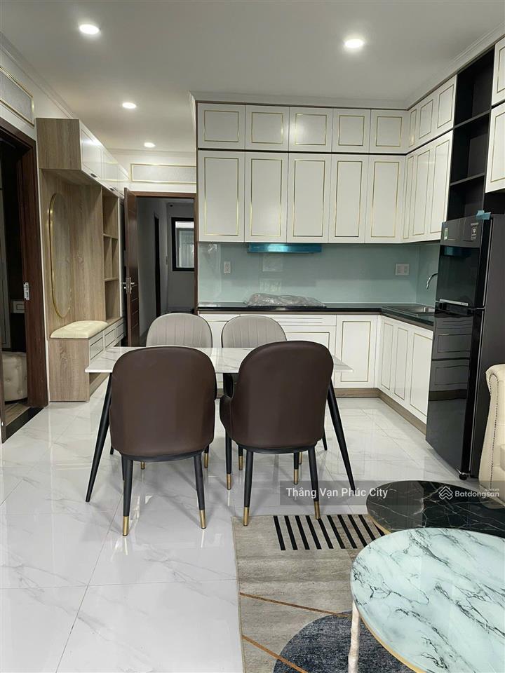 Cho thuê căn hộ 2 phòng ngủ, full nội thất, có ban công rộng, nhà mới