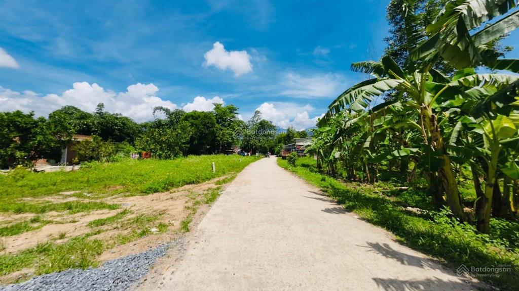 Lô đất thổ cư rất đẹp, gần khu dân cư, trường học dt 178,5m2 ngang 10m giá chỉ 300tr.  0943 200 ***