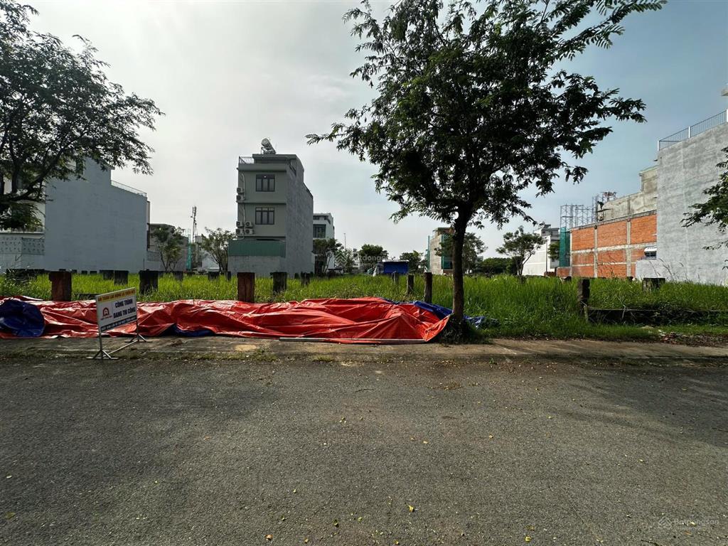 Chính chủ gửi bán gấp lô đất 100m2 5x20m đối diện công viên thuận tiện kinh doanh.  0938 793 ***