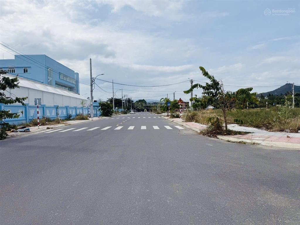 Cần bán vài lô đất tđc ngọc hiệp nằm trục đường chính 20m đối diện khu công nghệ cao
