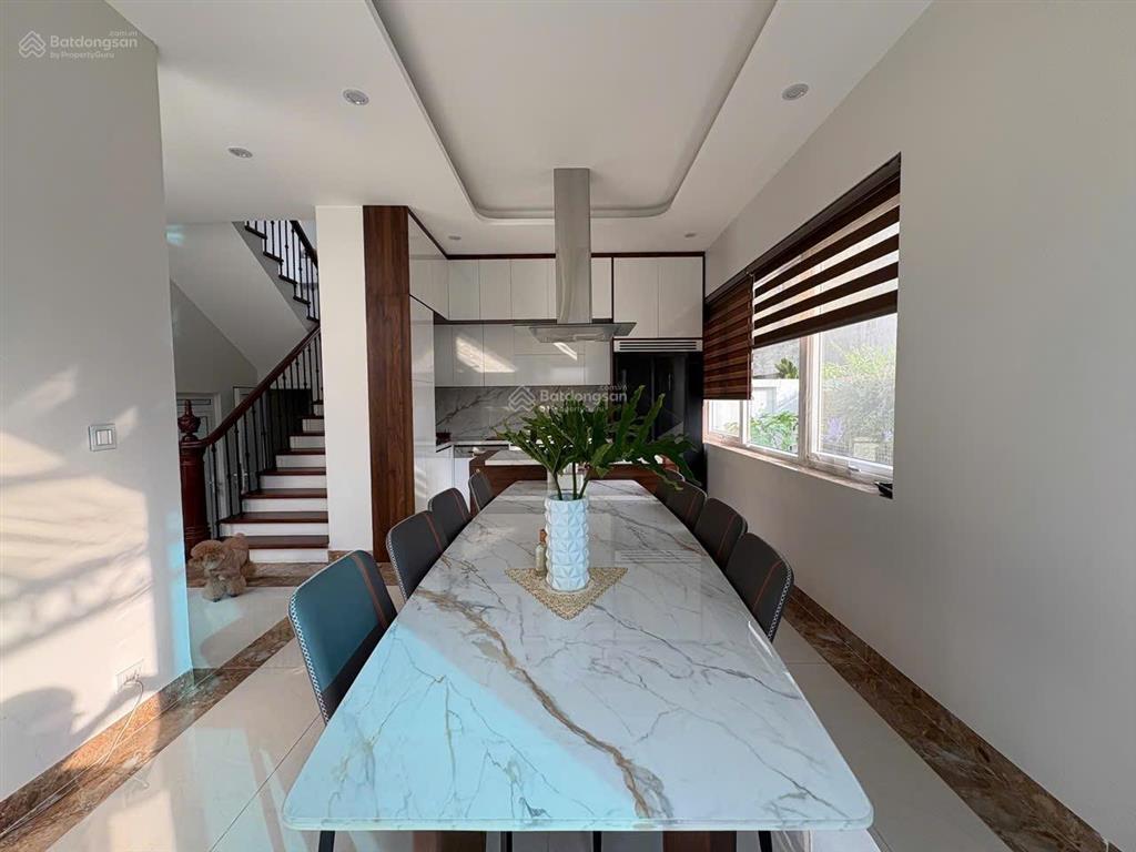 Bán biệt thự khu đô thị newhouse quốc oai,hn.dt203.8
m2(mt 12m).sổ đỏ cc.giá20 tỷ.0978 555 ***