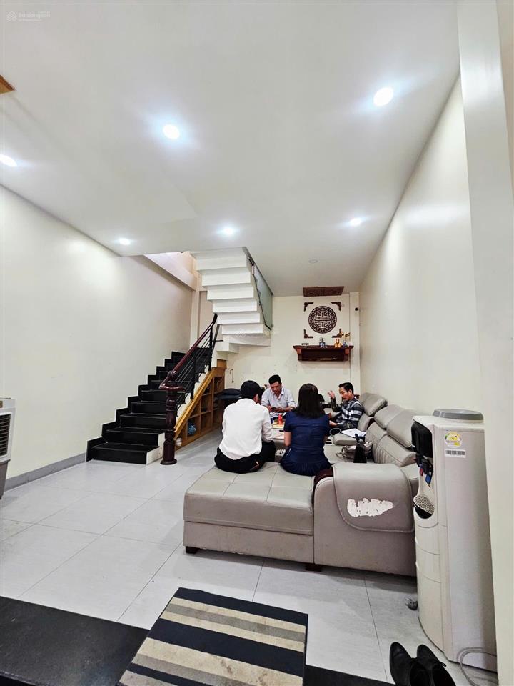 Hiếm....nhà 2 lầu ngay cầu bến phân, sát bên gò vấp