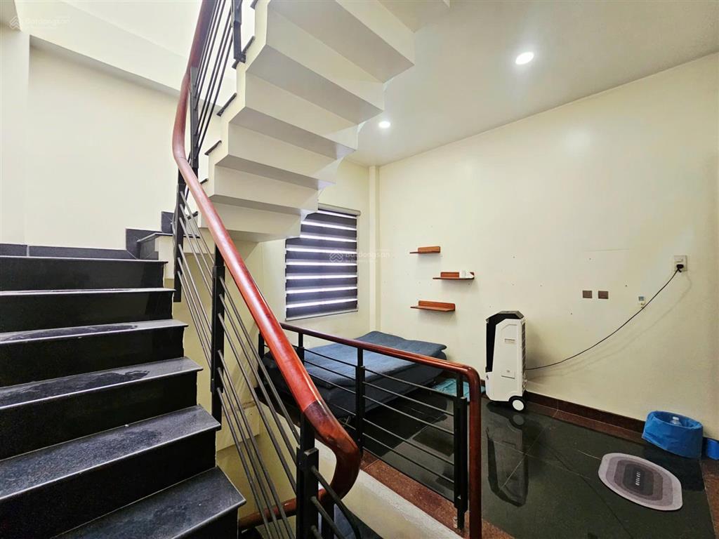 Hiếm....nhà 2 lầu ngay cầu bến phân, sát bên gò vấp