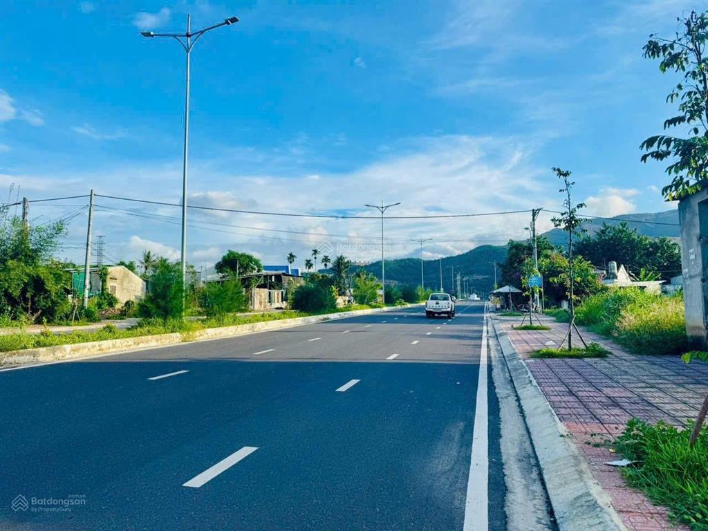 Bán đất khu dân cư lộc phát 2 cạnh đường d30 phường tây nha trang

diện tích  60.3m2