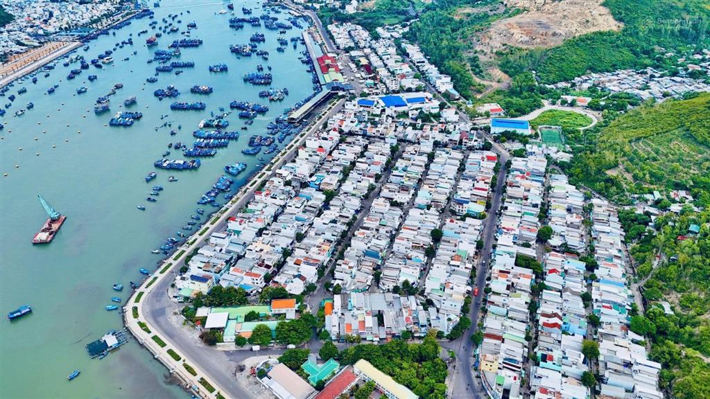 Mặt tiền nguyễn văn linh bờ kè hòn rớ 1. diện tích 70m2 (ngang 5m) hướng đông