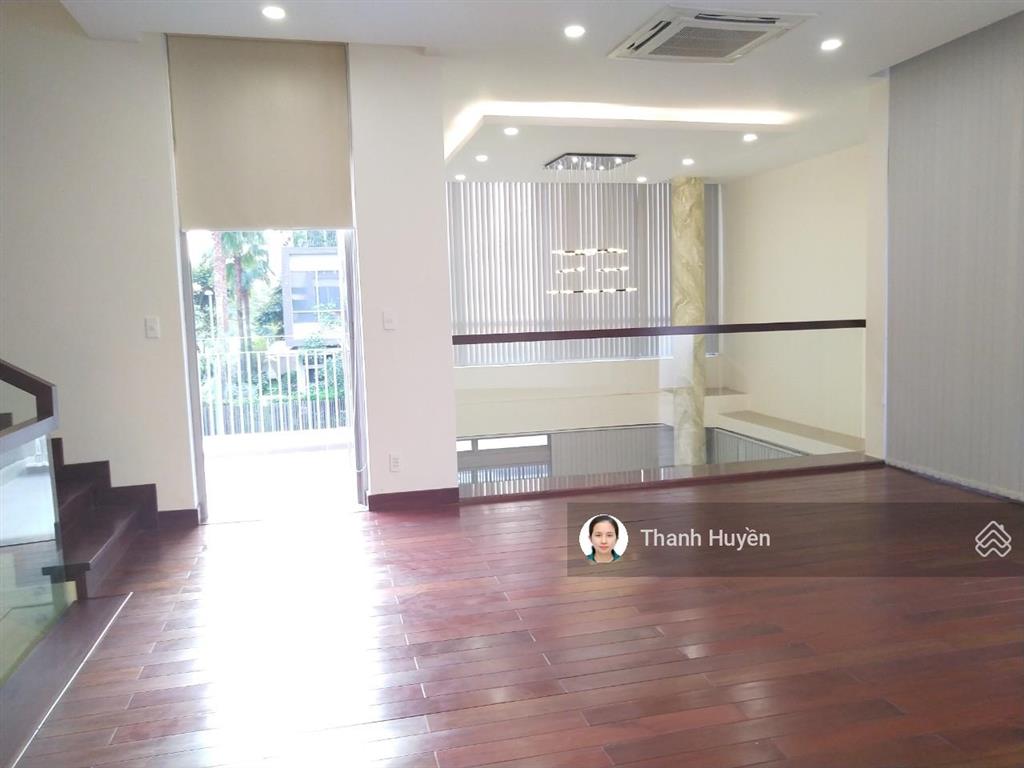 Cho thuê biệt thự riviera cove căn góc dt 500m2 trệt 2 lầu 4 phòng lớn 45 triệu  huyền 0909 394 ***