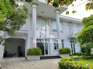 Cho thuê nhà trong khu compound 565m2 sân vườnhồ bơi chung gara 2 tầng 4 phòng gần cầu sài gòn