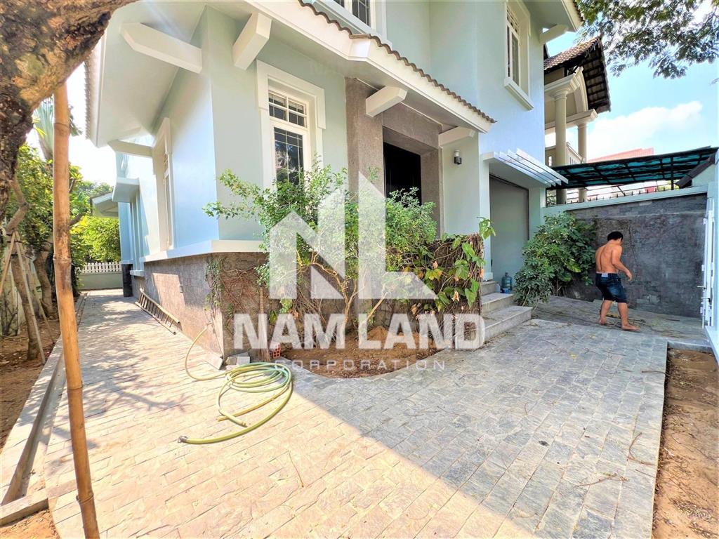 Cho thuê nhà sân vườn gara 3 lầu 4 phòng làm văn phòng công ty, ở gia đình ngay công viên
