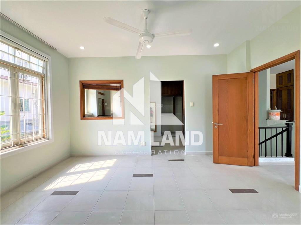 Cho thuê nhà sân vườn gara 3 lầu 4 phòng làm văn phòng công ty, ở gia đình ngay công viên