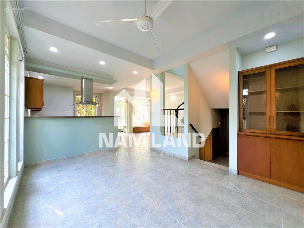 Cho thuê nhà sân vườn gara 3 lầu 4 phòng làm văn phòng công ty, ở gia đình ngay công viên