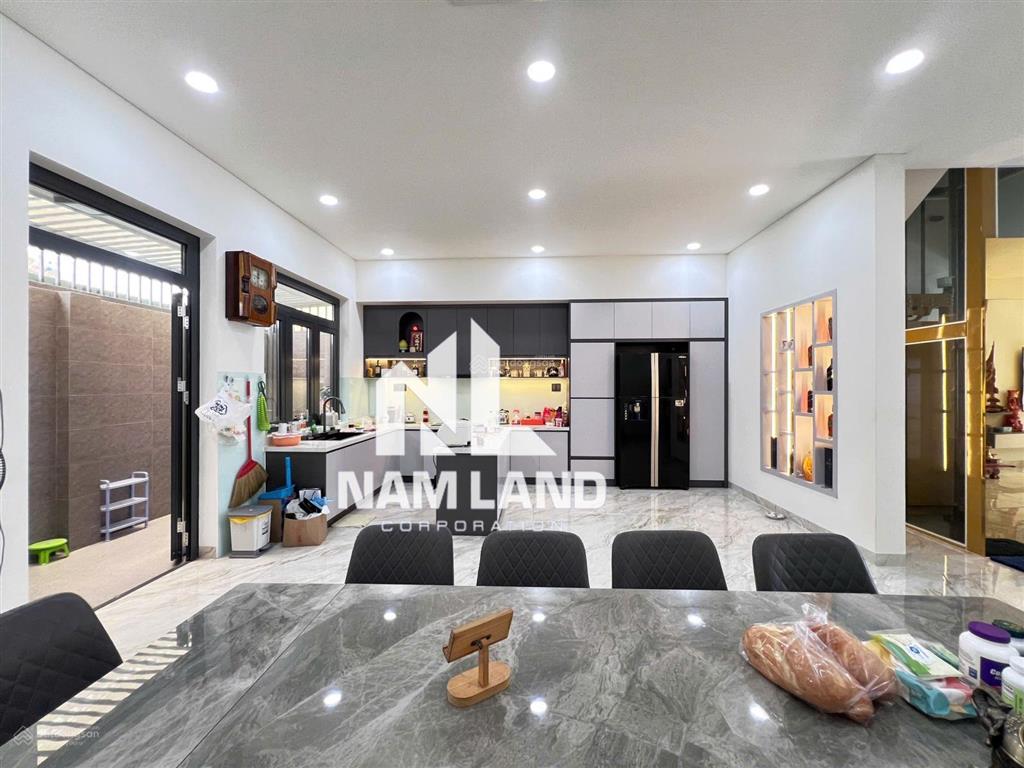 Cho thuê biệt thự thiết kế đẹp có thang máy 4 tầng 4 phòng lớn khu an ninh 24/24 ngay nguyễn hoàng