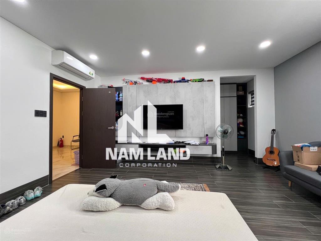 Cho thuê biệt thự thiết kế đẹp có thang máy 4 tầng 4 phòng lớn khu an ninh 24/24 ngay nguyễn hoàng